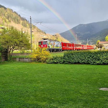 Schones Kleines Studio Mit Sitzplatz, Mitten Im Prattigau Jenaz Esterno foto