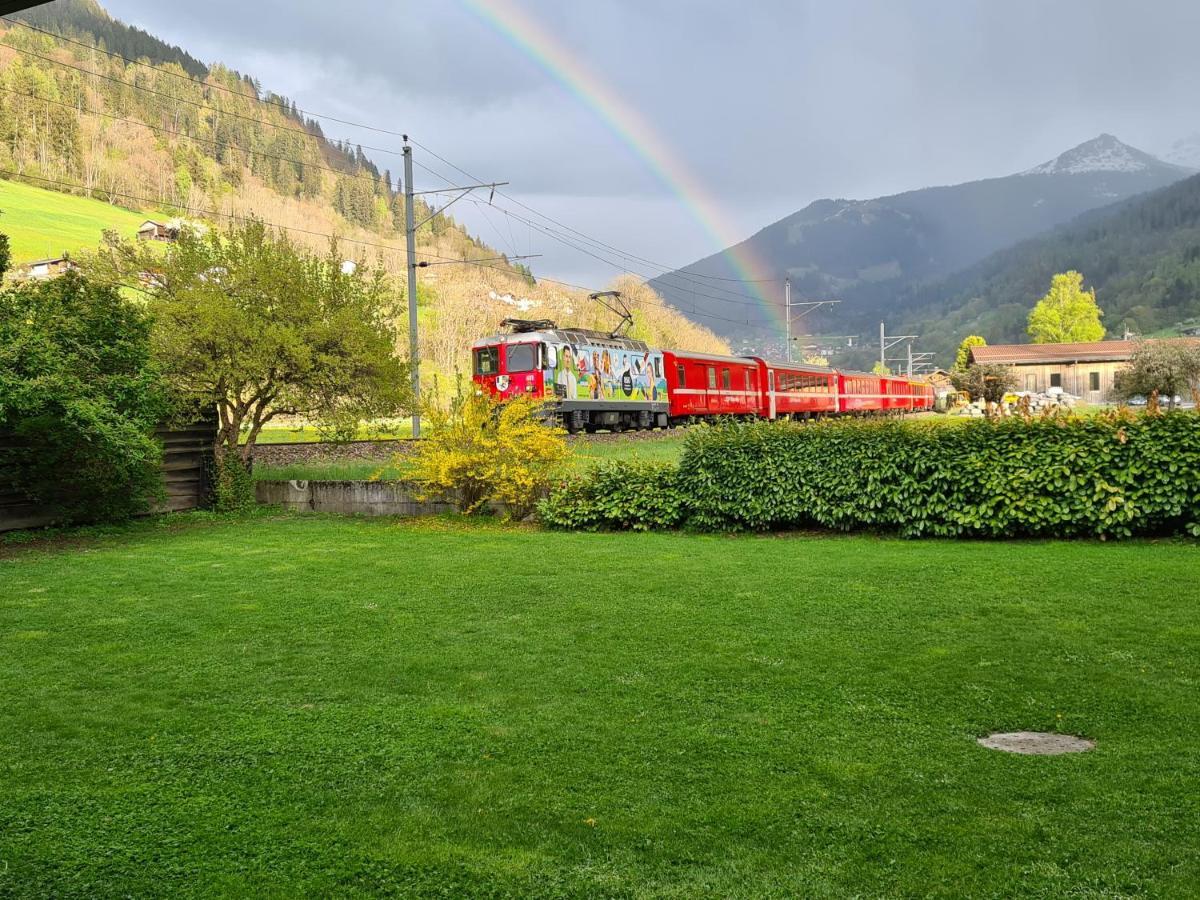 Schones Kleines Studio Mit Sitzplatz, Mitten Im Prattigau Jenaz Esterno foto